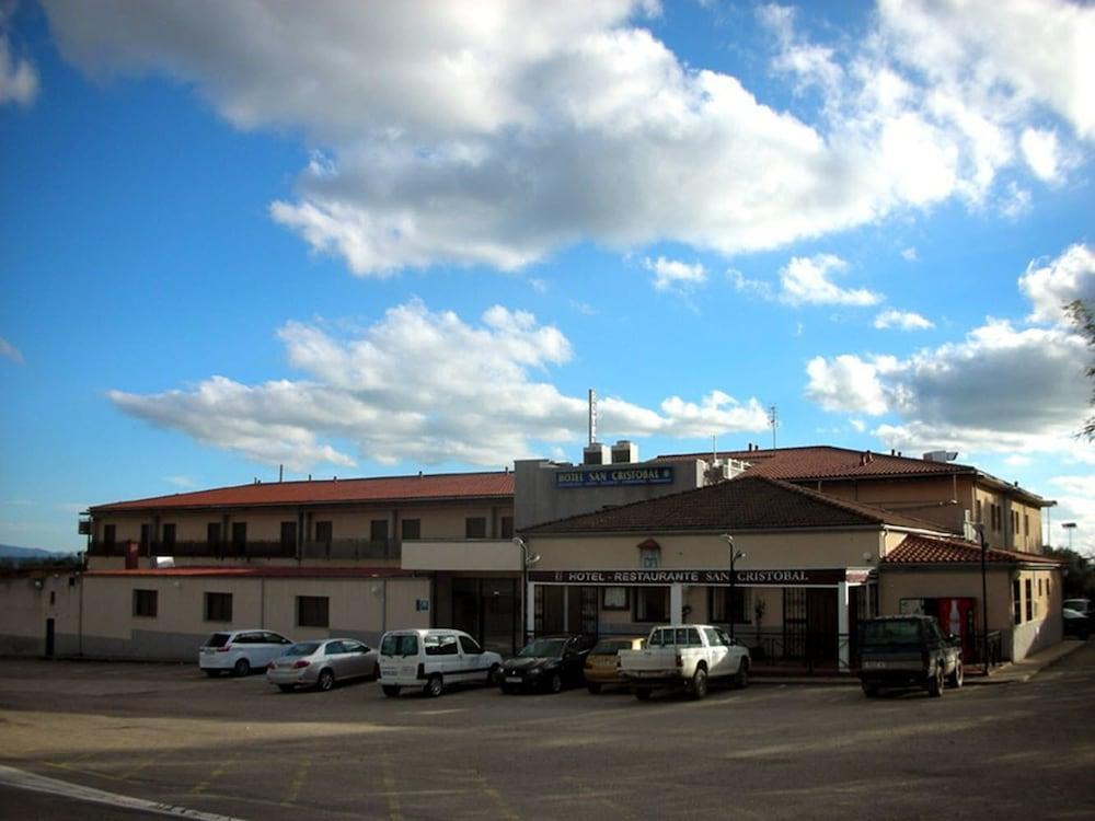 Hotel San Cristobal Coria Exteriör bild