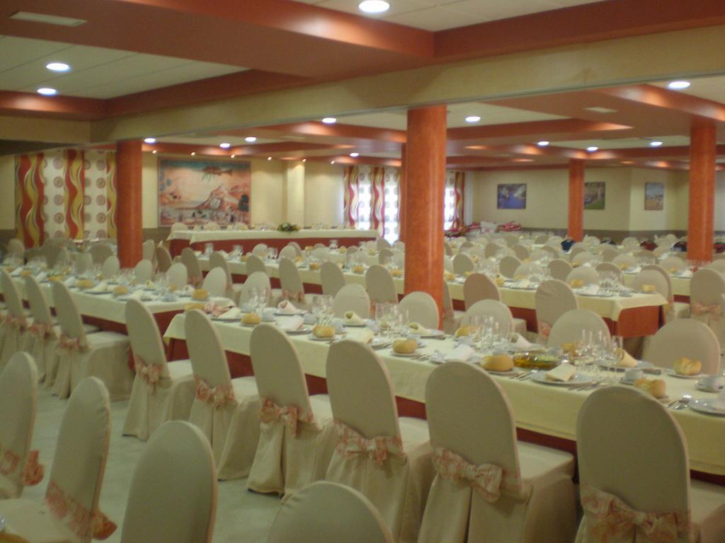 Hotel San Cristobal Coria Exteriör bild