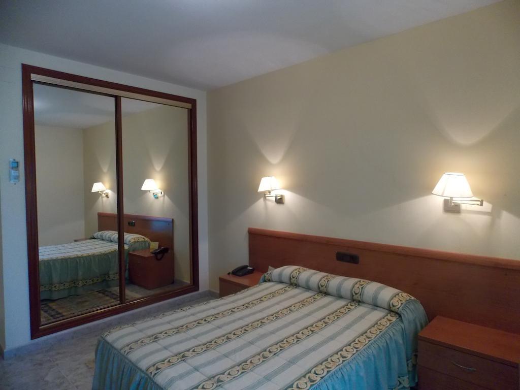 Hotel San Cristobal Coria Rum bild